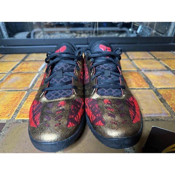 Youth 7y Nike Kobe Mentality Iron Man Red Gold Basketball Shoes 705387-008 - Picture 3 of 9